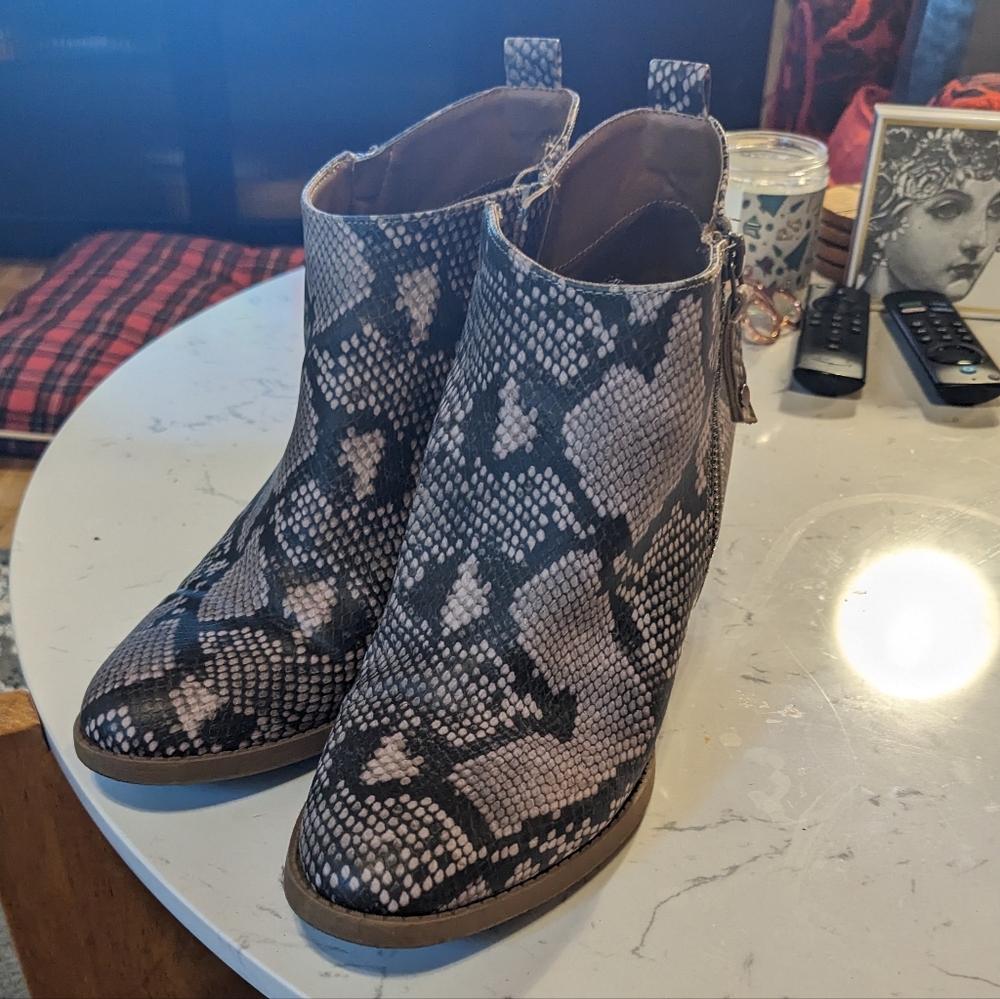 Universal thread snakeskin print booties